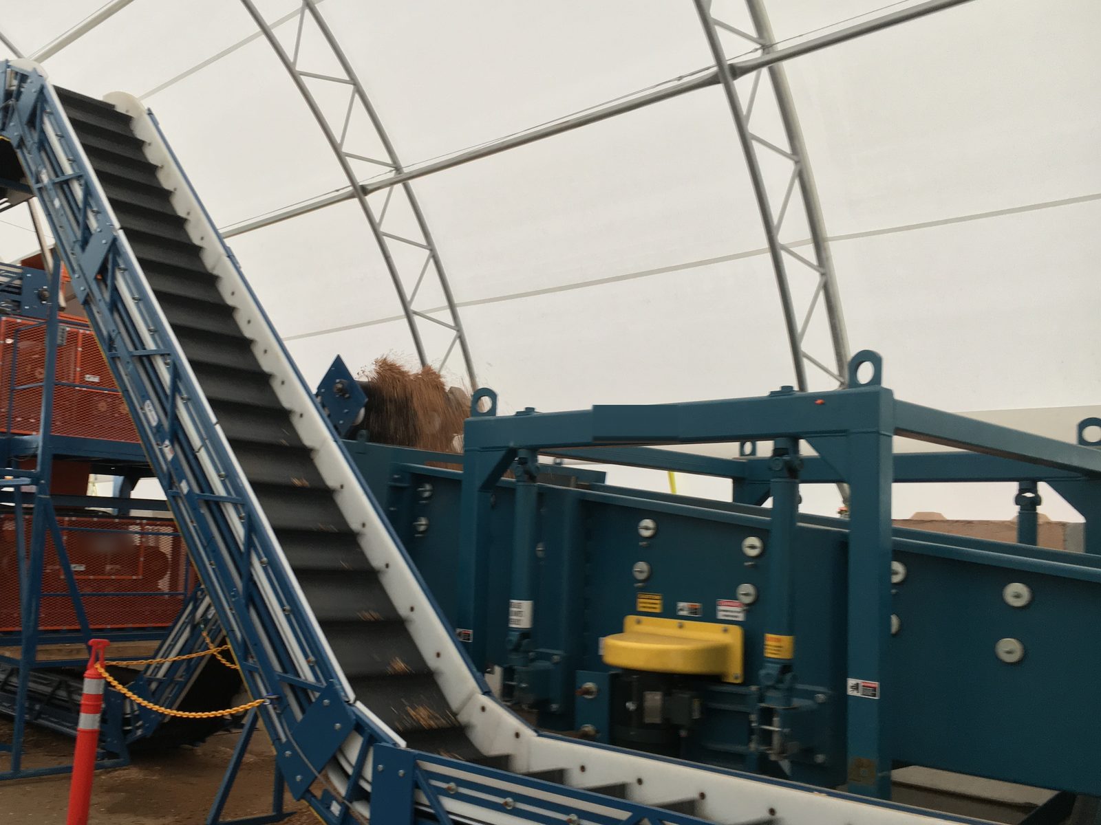 Conveyor feeding wood chips to the sizing equipment
